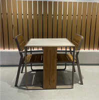 Ensemble table et chaises deux places en plastique et pierre frittée, durable, pour extérieur, avec rangement intégré, style villa minimaliste