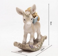 Figurine artisanale en résine personnalisée en gros, mignonnes figurines d'animaux (Âne et Ours) lisant un livre, ornement de décoration intérieure, sculpture de cheval à bascule