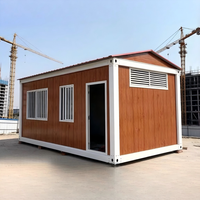 Maison conteneur préfabriquée portable avec toit à pignon, finition bois personnalisée, idéale pour villas, sites de villégiature, bureaux et hébergements.