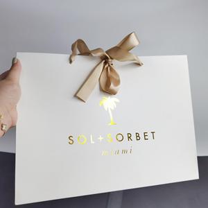 ถุงของขวัญกระดาษขาวพรีเมียม พร้อมปั๊มฟอยล์ทองและโบว์ริบบิ้นผ้าซาติน - บรรจุภัณฑ์หรูหราสำหรับร้านบูติก - Product Image 3