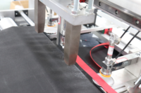 Machine de fabrication de bavoirs médicaux et dentaires jetables non tissés, entièrement automatique, à servomoteur, chromée, certifiée CE