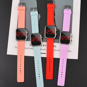 Reloj Electrónico Digital de Moda con Pantalla Digital para Mujer, Bonito Reloj Deportivo con Correa Elástica de Silicona Pequeña para Hombre - Product Image 3