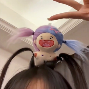 Muñeca <span class=keywords><strong>de</strong></span> moda con aro <span class=keywords><strong>de</strong></span> pelo <span class=keywords><strong>de</strong></span> Color, muñeco <span class=keywords><strong>de</strong></span> peluche periférico para mujer, diadema <span class=keywords><strong>de</strong></span> borde ancho francés con pinza para el pelo, accesorios para el cabello - Product Image 1