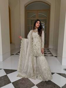 Ensemble Sharara en soie GMY pure et lourde avec broderie et travail de sequins, orné de miroirs faits à la main, avec haut à manches longues et dupatta. - Product Image 4