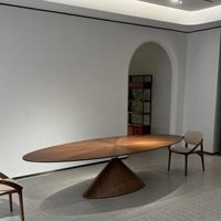 Moderner Minimalistischer Ovaler Massivholz-Esstisch mit Fliegende-Teller-Form, Zapfen- und Dübelführung, Designer-Qualität für Hochwertige Büronutzung, Italienisches Design