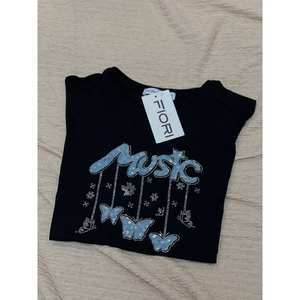 เสื้อยืดสีดำสำหรับผู้หญิง Fiori ลายพิมพ์กลิตเตอร์รูปผีเสื้อ ดีไซน์วิเศษ ผลิตจากผ้าฝ้ายเจอร์ซีย์ 100% ระบายอากาศได้ดี แขนเสื้อแบบปกติ - Product Image 2