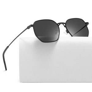 Gafas de sol metálicas poligonales para mujer, protección UV400, lentes azules, estilo de viaje a la moda, fabricadas en Wenzhou - Product Image 5