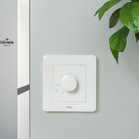 Interrupteur mural LED à intensité variable 300W de MGA Factory, au design moderne et épuré, de haute qualité et conforme aux normes, pour usage domestique et professionnel.