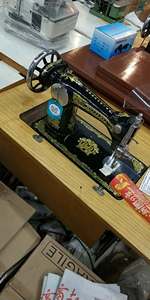 Máquina <span class=keywords><strong>de</strong></span> coser <span class=keywords><strong>de</strong></span> cilindro con pedal Durkopp Adler usada en la tienda Jordon, ideal para artículos <span class=keywords><strong>de</strong></span> cuero antiguos y materiales gruesos. - Product Image 5