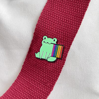 Broches mignonnes en forme de grenouille avec drapeau coloré – Message d'amour et d'acceptation en alliage, idéales pour les fêtes, les fiançailles ou comme cadeau