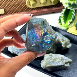 Cristal de labradorite arc-en-ciel brut en gros, pierre naturelle vibrante, couleurs vertes, bleues et jaunes accrocheuses, cadeau unique pour la décoration de la maison - Product Image 4