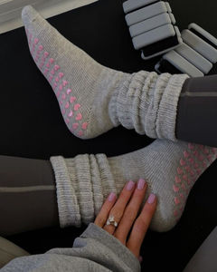 Chaussettes de yoga longues et amples de couleur unie, chaussettes de ballet populaires, chaussettes de Pilates, chaussettes de studio pour femmes avec poignées - Product Image 2