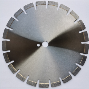 Lame de scie segmentée de 14 pouces (350 mm) de qualité industrielle, soudée au laser et à haute fréquence, pour la découpe du béton, de l'asphalte et des pavés - Product Image 1