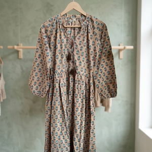 Robe maxi indienne décontractée en coton 100% avec col en V, décorations à franges, manches longues, imprimé en bloc, silhouette évasée, respectueuse de l'environnement - Product Image 3