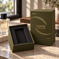 Boîte à parfum rigide verticale en papier spécial gaufré textile brun vif avec logo personnalisé, insert en mousse surélevé, 10x10x14cm