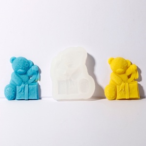 Molde de Silicona para Velas con Forma de Regalo de Abrazo de Oso - Kit para Hacer Velas con Forma de Regalo 3D para Cumpleaños - Product Image 2