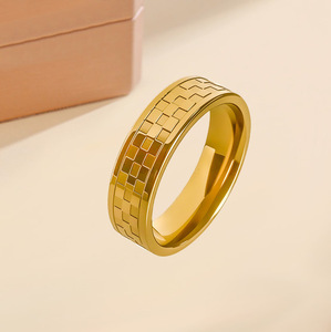 Elegante Anillo de Acero Inoxidable Impermeable con Diseño de Tablero de Ajedrez para Hombre y Mujer, Anillo Unisex - Product Image 3