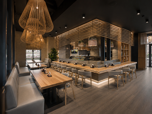 การออกแบบร้านอาหารซูชิสไตล์วาบิซาบิแบบญี่ปุ่นสมัยใหม่ พร้อมเฟอร์นิเจอร์ไม้เชิงพาณิชย์ที่ออกแบบตามสั่ง และการตกแต่งบาร์ซูชิแบบเปิดโล่ง - Product Image 6