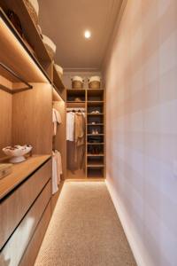 Armoire <span class=keywords><strong>de</strong></span> chambre moderne en bois <span class=keywords><strong>de</strong></span> noyer personnalisée, design modulaire à cadre apparent, système <span class=keywords><strong>de</strong></span> rangement professionnel en placage/mélamine - Product Image 3