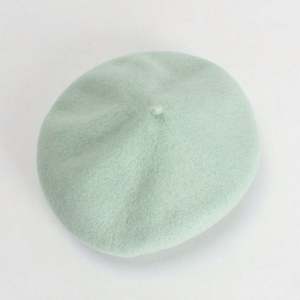 Vente en gros de chapeaux en laine classiques de haute qualité, épais (80 g), pour femmes, chapeau béret pour l'hiver, chaud et élégant - Product Image 6