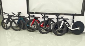 Vélo de course TT de triathlon en fibre de carbone à module élevé avec guidon intégré pour les essais de contre-la-montre professionnels - Product Image 2