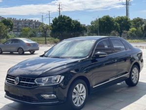 Venta al por Mayor de Autos Usados Volkswagen <span class=keywords><strong>Bora</strong></span> <span class=keywords><strong>2008</strong></span> 1.6L Manual Versión Fashion Sedán Compacto para Exportación Autos Usados de Segunda Mano - Product Image 1