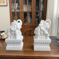 Paire d'éléphants sculptés en marbre blanc de style chinois Quyang, porte-bonheur pour porte, ornement de porte domestique