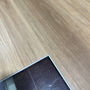 Suelo SPC estilo arce con textura de grano de madera superficial Buen rendimiento antideslizante - Product Image 6
