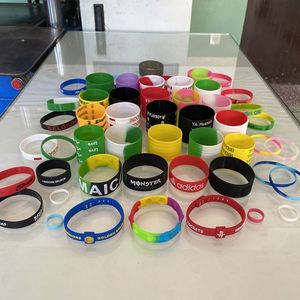 กำไลข้อมือซิลิโคนสั่งทำขายส่ง พร้อมเพิ่มดีไซน์ สายรัดข้อมือยางพร้อมข้อความ โลโก้ สำหรับของขวัญส่งเสริมการขาย - Product Image 3