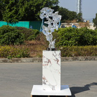 Sculpture en résine transparente personnalisée, style pierre de Taihu, peinte à la main, design artistique en cristal ajouré, base en métal, piédestal en marbre
