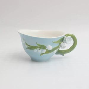 Juego de Taza y Platillo de Cerámica con Diseño de Orquídea en Relieve, Azul Claro, Hecho a Mano, Moderno y Sostenible - Product Image 4