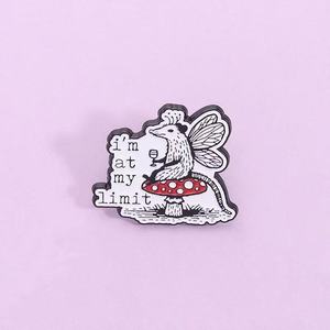 Spille Smaltate <span class=keywords><strong>a</strong></span> Forma di Possum con Ali di Farfalla Seduto su Fungo, 'I'm My Limit', per Laurea, in Lega di Zinco, Badge per Bavero, Gioielli - Product Image 1