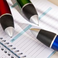 Stylo à bille en plastique en forme de fusée, multicolore, 4 recharges, avec logo personnalisé, écriture lisse pour le bureau et l'école
