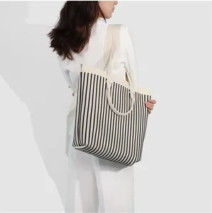 กระเป๋าถือผู้หญิงแบบถักลายคลาสสิก ดีไซน์เรียบหรู จุของได้เยอะ สะพายไหล่ ลายทางถักแบบเรียบง่าย มีซิป พกพาสะดวก ความจุ 12 ลิตร ผลิตจากโพลีเอสเตอร์ - Product Image 3