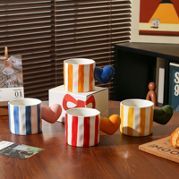 Mug à café en céramique rayé créatif, tasse à thé en porcelaine avec poignée en forme de cœur 3D, tasse à boire pour la maison ou le bureau, cadeau de la Saint-Valentin