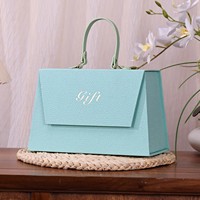 Boîte cadeau rigide pliable magnétique trapézoïdale de luxe avec poignée en PU, emballage personnalisé imprimé avec pelliculage mat pour cosmétiques et vêtements