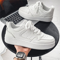 Nouvelles chaussures blanches respirantes pour étudiants masculins, chaussures de sport à semelle épaisse, chaussures décontractées basses à semelle épaisse, chaussures rehaussantes à plateforme.