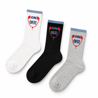 Chaussettes blanches personnalisées à col bleu et imprimé bulle de dialogue rouge, avec slogan 'On/Off', possibilité d'ajouter un logo, couleurs personnalisées, cadeaux en tricot doux