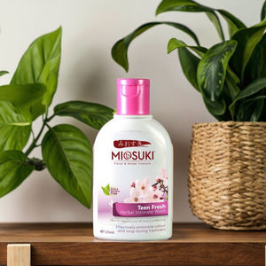 Miosuki Teen Frescura íntima a base de hierbas Lavado suave para el cuidado de los adolescentes Necesidades de higiene Fórmula de construcción de confianza 125ml - Product Image 1
