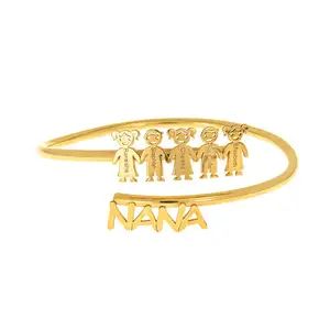 Inspire Jewelry Bracelet Nana à manchette ouverte plaqué or 18 carats avec noms d'enfants pour fiançailles également disponible en rhodium