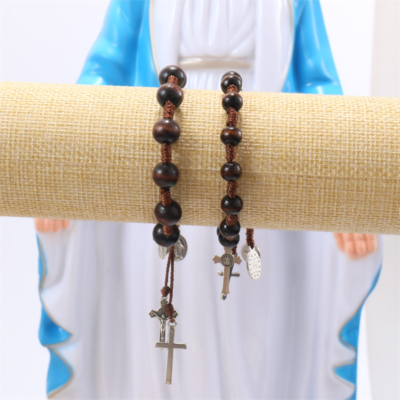 Bracciale in legno con croce dei santi patroni - marrone