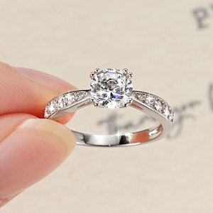 Anillo de Moissanita Redonda de 1ct, Color D, Corte VVS1, Certificado por GRA, con Doble Engaste de Cobre y Oro de 14K, Joyería Personalizada con Nombre - Product Image 2