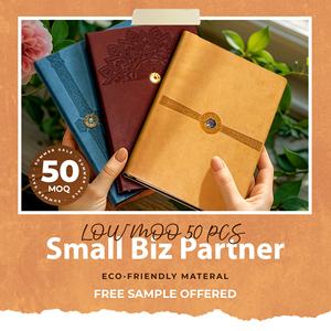 สมุดโน้ตพรีเมียมพร้อมกล่องของขวัญ ดีไซน์แสตมป์สั่งทำ ปกแข็ง A5 หนัง PU ปุ่มโลหะหมุนได้ กระดาษ FSC คุณภาพดี - Product Image 2