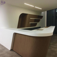 Bureau d'accueil moderne sur mesure en bois avec pierre Corian blanche pour poste de réception de bureau