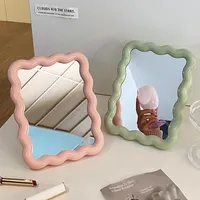 Miroir de maquillage pliable de style crème avec bord ondulé nuageux, idéal pour bureau et dortoir - Vente en gros