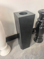 Vase funéraire en granit noir en gros pour cimetière, vase à fleurs en pierre naturelle pour tombe, design de vase funéraire à vendre
