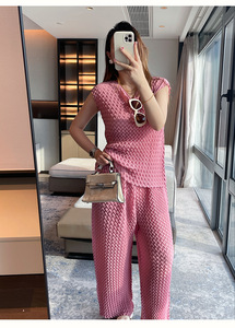 Completo da <span class=keywords><strong>donna</strong></span> plissettato stile Miyake: camicia ampia e pantaloni a gamba larga - Set due pezzi casual all'<span class=keywords><strong>ingrosso</strong></span> dalla fabbrica di <span class=keywords><strong>abbigliamento</strong></span> plissettato - Product Image 6