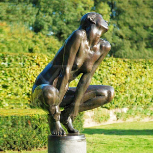 Sculpture d'art de mode grandeur nature en bronze d'une <span class=keywords><strong>femme</strong></span> nue accroupie pour la décoration de jardin - Product Image 1
