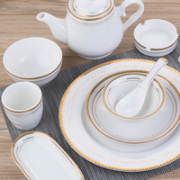 Services de table de luxe en porcelaine fine avec bordure dorée, design personnalisé pour restaurants