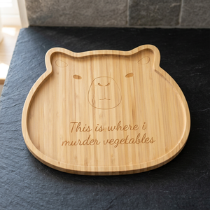 Planche à découper en bambou en forme d'ours gravée avec le message « C'est ici que je tue les légumes », plateau de service mignon pour la cuisine, design durable - Product Image 4